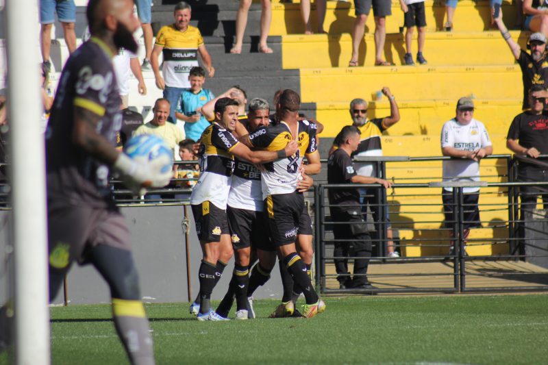 Criciúma vence com gol nos acréscimos 