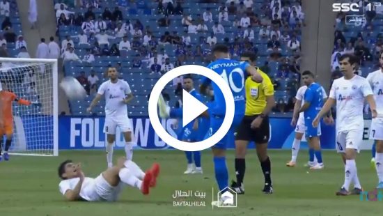 VÍDEO: Jogadora desarma goleira com cabeçada e faz gol inusitado durante  clássico - NSC Total