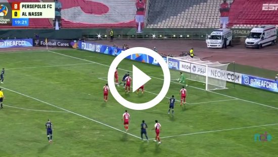 VÍDEO: Jogadora desarma goleira com cabeçada e faz gol inusitado durante  clássico - NSC Total
