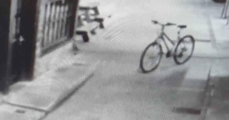 Suposto fantasma teria sido gravado tentando 'roubar' uma bicicleta no meio da madrugada