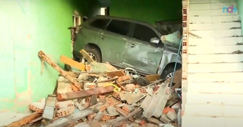 Carro do casal foi parar em meio aos escombros ap&oacute;s rompimento do reservat&oacute;rio de &aacute;gua – Foto: Arquivo NDTV Record/Reprodu&ccedil;&atilde;o