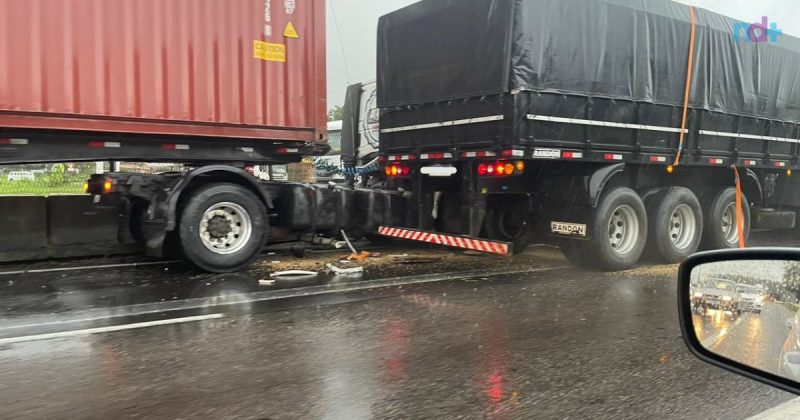 Trânsito caótico na BR-101 em Porto Belo e Penha