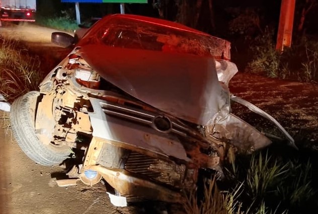 O jovem motorista morreu no local. 