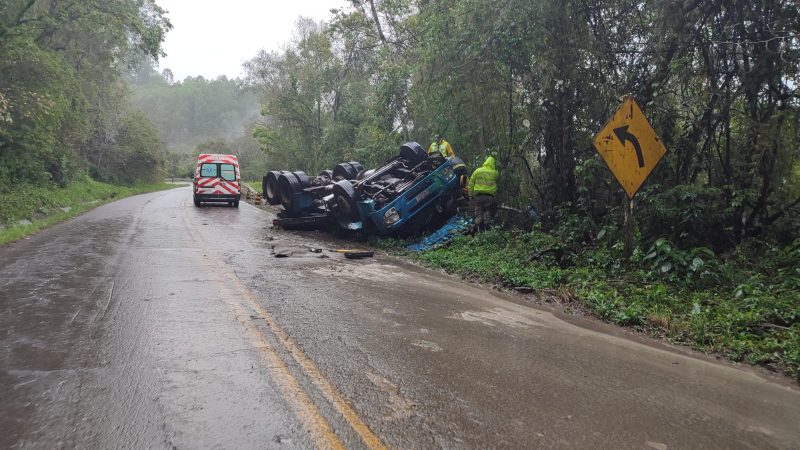 caminhão tombou
