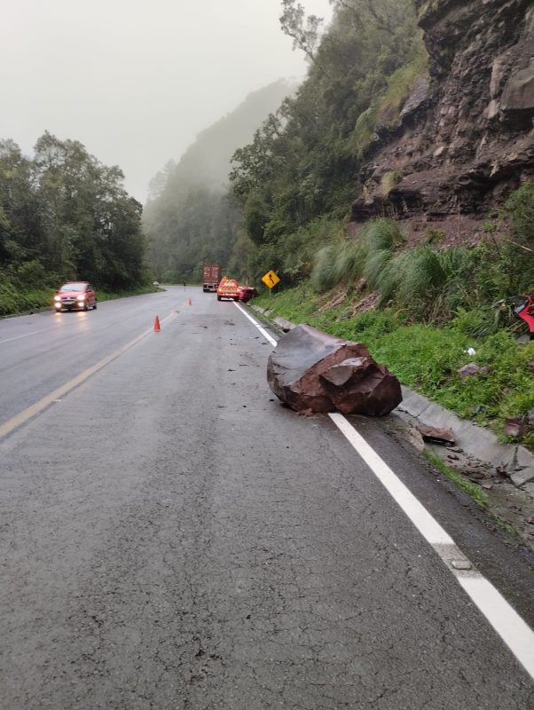 Carro bateu contra rocha que se soltou sobre a rodovia. – Foto: Corpo de Bombeiros Militar/Divulga&ccedil;&atilde;o/ND