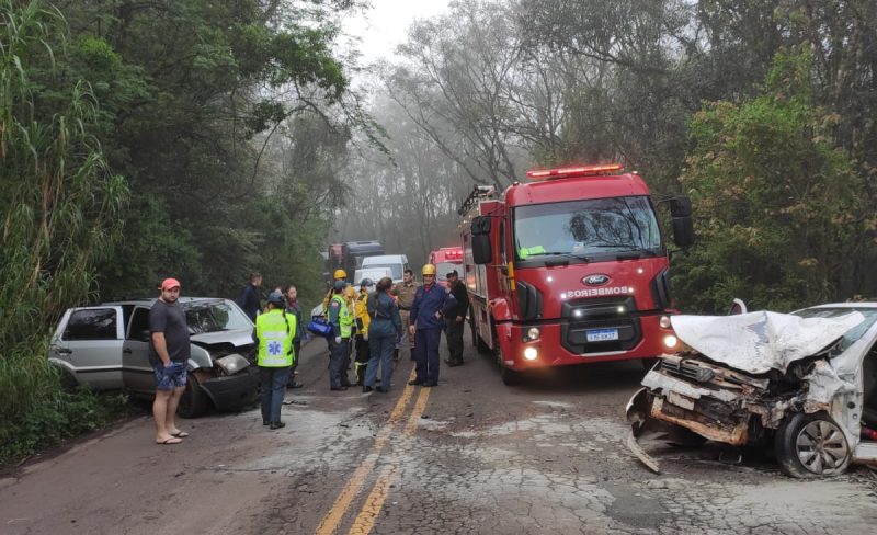 Acidente envolveu dois ve&iacute;culos e deixou 5 feridos. Foto: Corpo de Bombeiros Militar/Divulga&ccedil;&atilde;o/ND