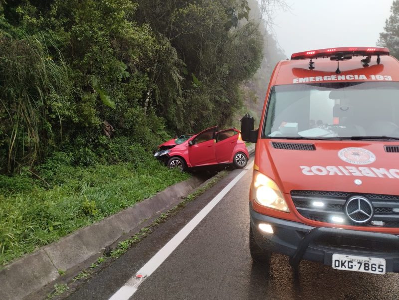 rocha caiu e causou acidente