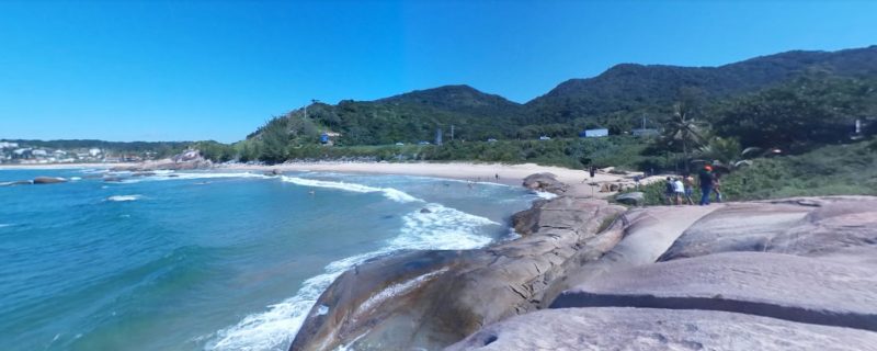 Praia de ilhota faz vítimas que caíram em costão e uma está desaparecida 