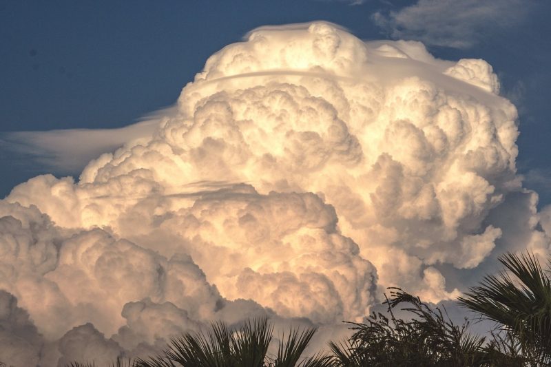 Nuvem em céu azulado