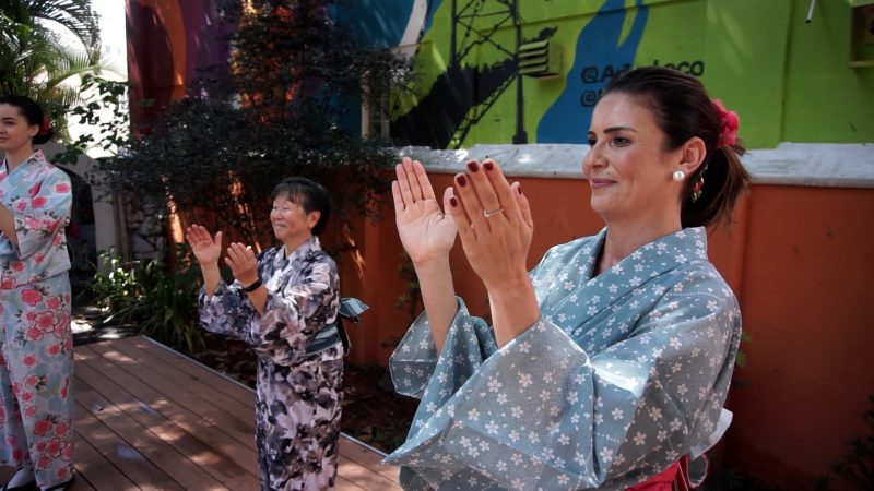 Dança oriental: Kelly Borges experimentando o Bon Odori, uma festividade tradicional no Japão - Foto: Reprodução NDTV RecordTV/ND