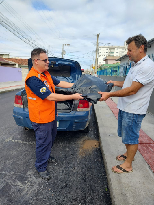 Casas que foram destelhadas receberam lonas – Foto: Reprodu&ccedil;&atilde;o/Prefeitura de Penha