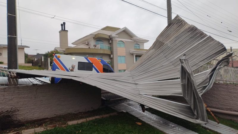 vendaval deixa casas destelhadas