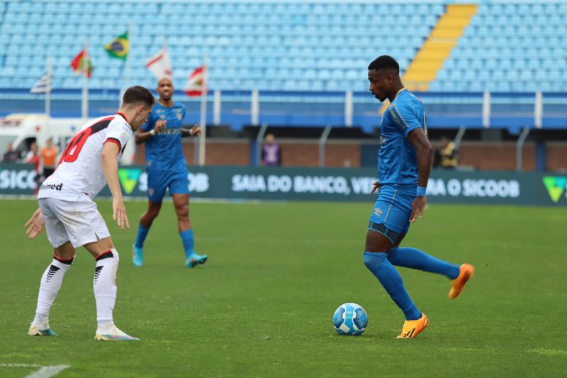 Denilson foi expulso contra o Atl&eacute;tico-GO – Foto: Frederico Tadeu/Ava&iacute; F.C/ND