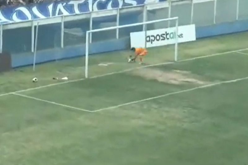 Goleirão fez golaço em reposição