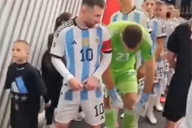 Garotinho entregou figurinhas da Copa do Mundo para Messi e Dibu usou de amuleto