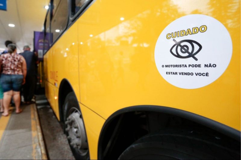 Adesivo foi instalado em mais de 300 ve&iacute;culos – Foto: Prefeitura de Joinville/Divulga&ccedil;&atilde;o/ND