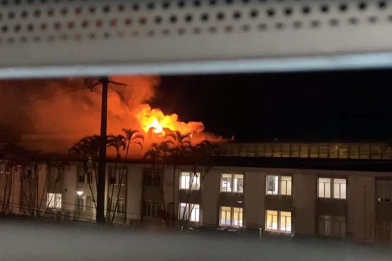 Chamas atingiram uma chamin&eacute; da f&aacute;brica – Foto: Internet/Reprodu&ccedil;&atilde;o/ND