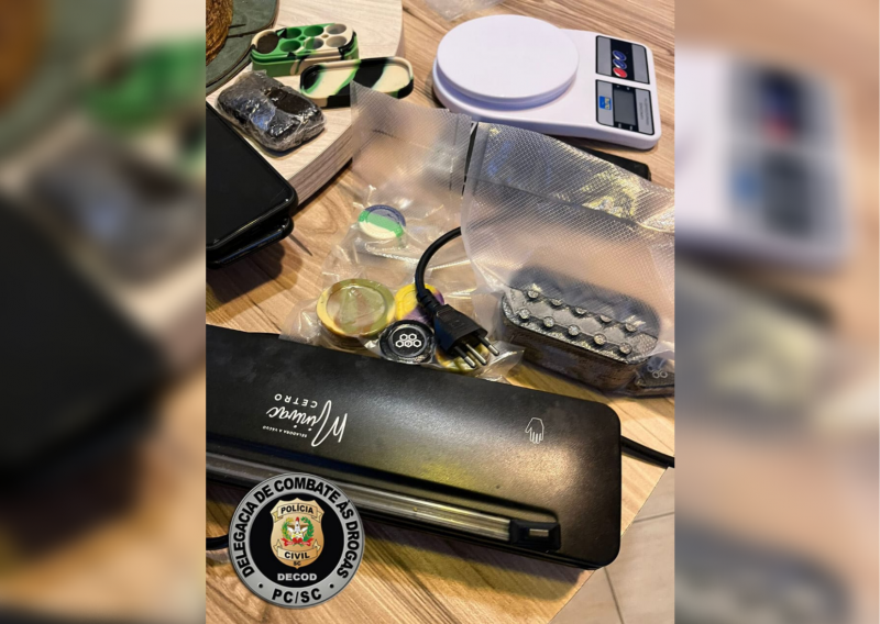 Diversos equipamentos destinados &agrave; produ&ccedil;&atilde;o e manufatura das drogas – Foto: PCSC/Divulga&ccedil;&atilde;o/ND