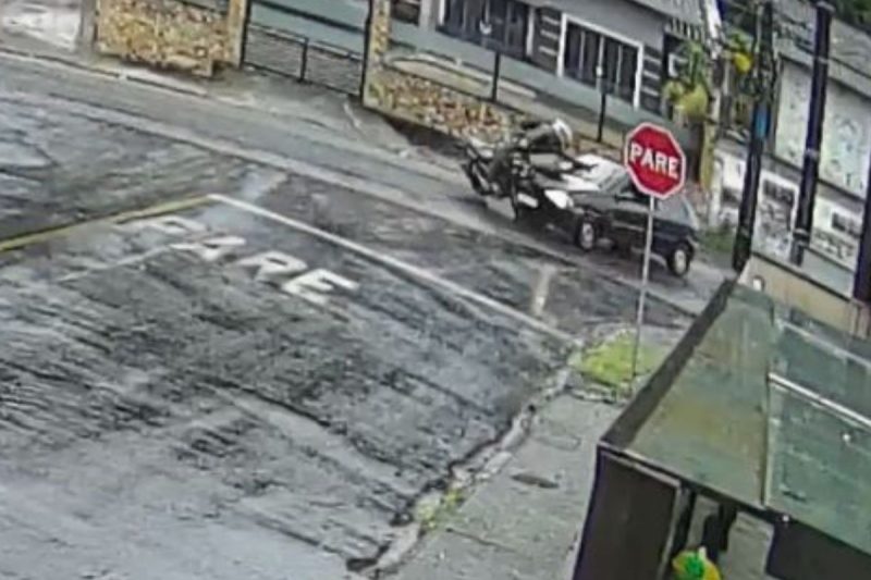 Colisão gravíssima aconteceu em esquina do bairro Itaum 