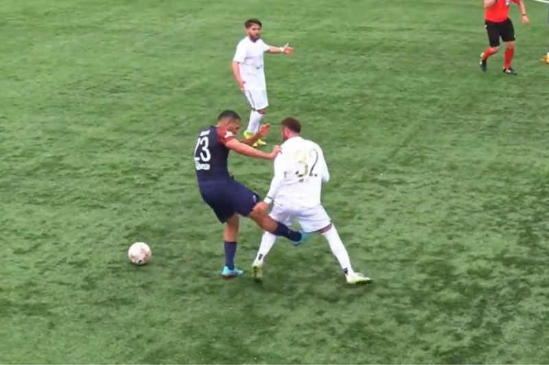 Jogador brasileiro foi expulso nos acréscimos do primeiro tempo após dar pontapé em adversário