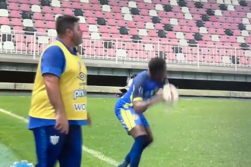 Lateral cobrado em frente ao técnico Eduardo Barroca chamou a atenção na internet
