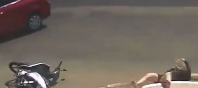 Mulher foi engolida por bueiro após o acidente 