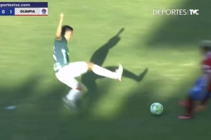 Zagueiro deu carrinho violento e derrubou dois advers&aacute;rios – Foto: Reprodu&ccedil;&atilde;o/Twitter