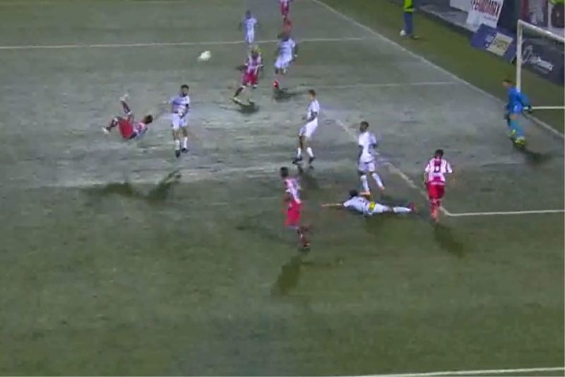 Zagueiro acertou bicicleta inacreditável para marcar golaço que garantiu empate