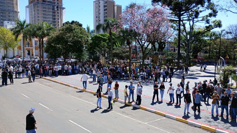 Produtores de leite se reuniram para protestar.