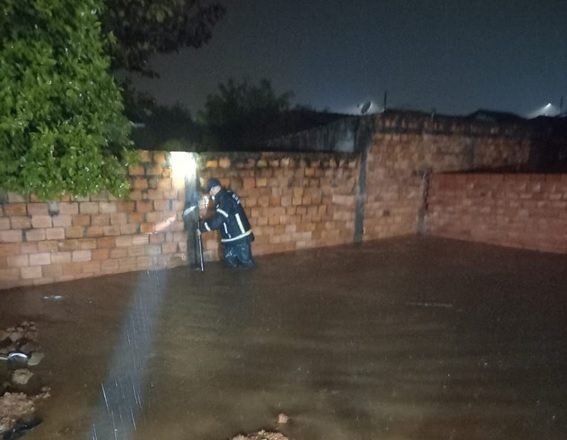 Buraco foi aberto pelos bombeiros para escoar &aacute;gua de resid&ecirc;ncia em I&ccedil;ara – Foto: Divulga&ccedil;&atilde;o/CBMSC/ND