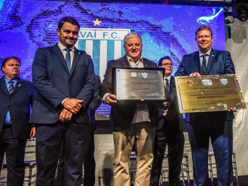 Presidente Tadeu Cruz entrega placa do Figueirense alusiva aos 100 anos do Ava&iacute;. Na foto, o dirigente avaiano est&aacute; o Luciano Kowalski (vice)&nbsp; e o presidente do time azurra,&nbsp; J&uacute;lio Heerdt, com a homenagem da FCF. – Foto: Mafalda Presse/Ava&iacute;/ND