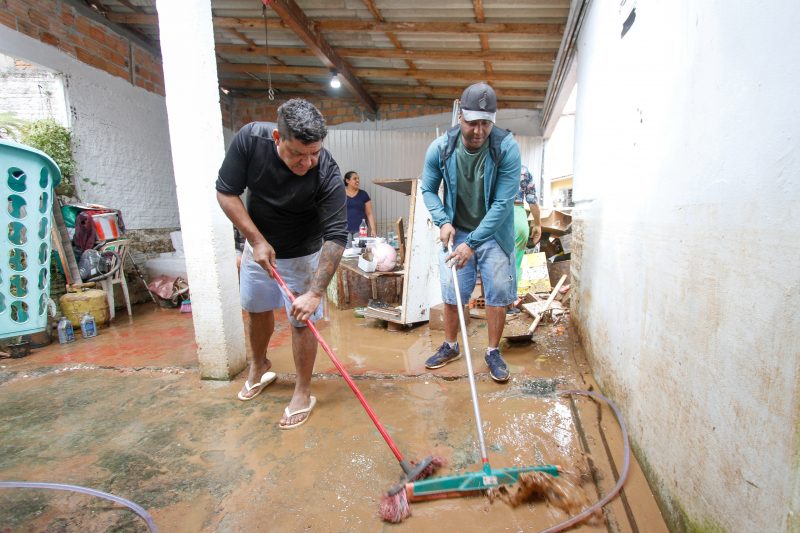 Andr&eacute; Almeida, 52, e o filho buscavam ajudar – Foto: Leo Munhoz/ND
