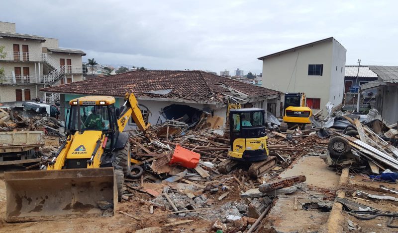  Reservoir burst in Florianopolis and left debris