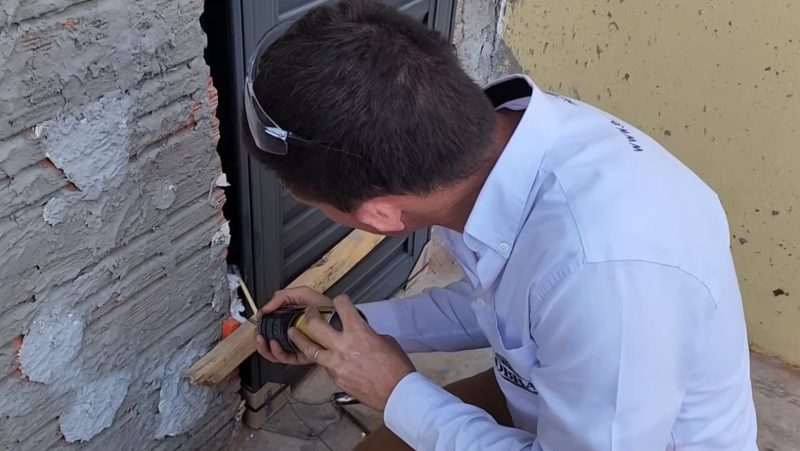 Pedreiro cuida para deixar a porta no prumo