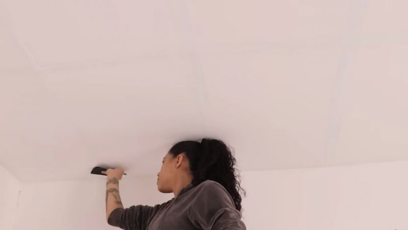 Pedreira dá o acabamento final ao forro feito com isopor em sua casa