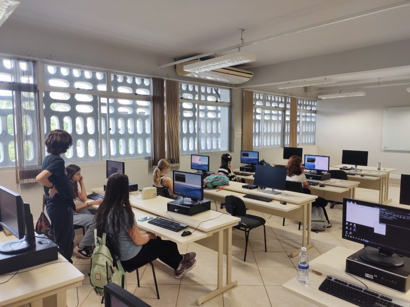 No programa Caça Asteroides, promovido pela NASA, estudantes catarinense, participantes do programa Meninas da Ciências, descobrem novos objetos que orbitam o Sol
