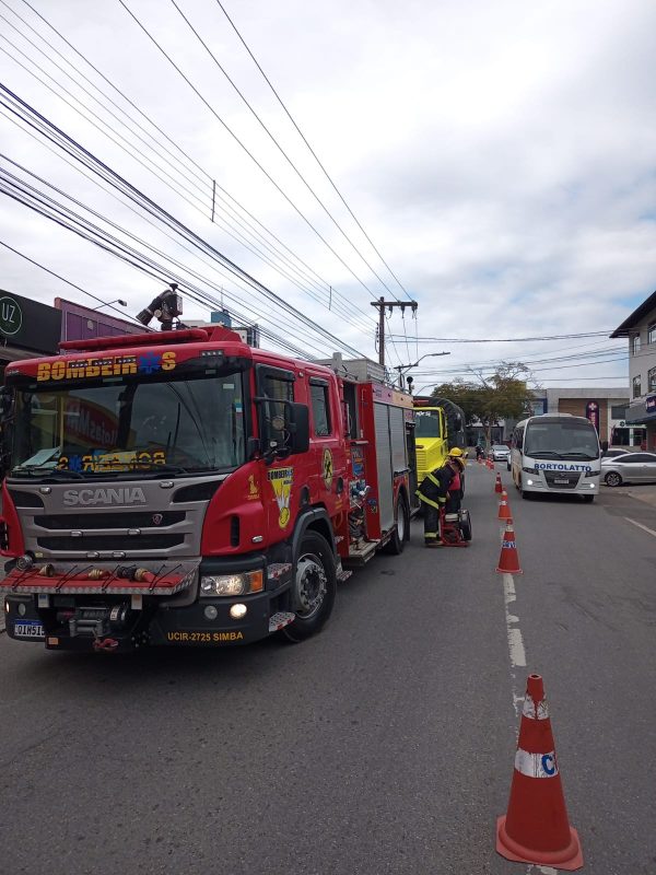 De acordo com os Bombeiros Voluntários de Indaial a explosão originou um incêndio e as equipes continuam no local
