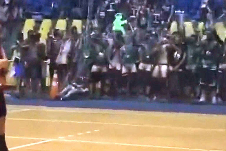 Estudantes de medicina se masturbam assistindo jogo de vôlei feminino