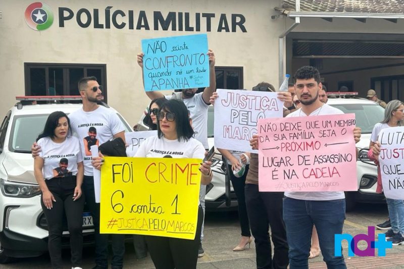 Fam&iacute;lia protesta antes do j&uacute;ri – Foto: Felipe Bambace/NDTV