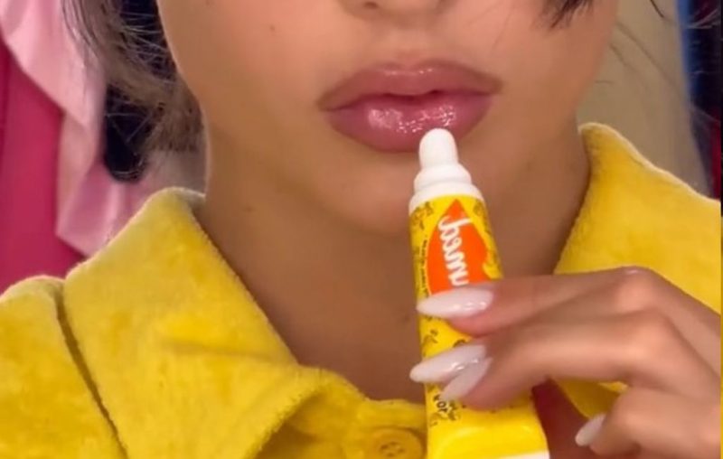 O Carmed viralizou nas redes sociais e passou a faltar nas prateleiras de farm&aacute;cias – Foto: @livianunesmarques/ Tiktok/ Reprodu&ccedil;&atilde;o/ ND