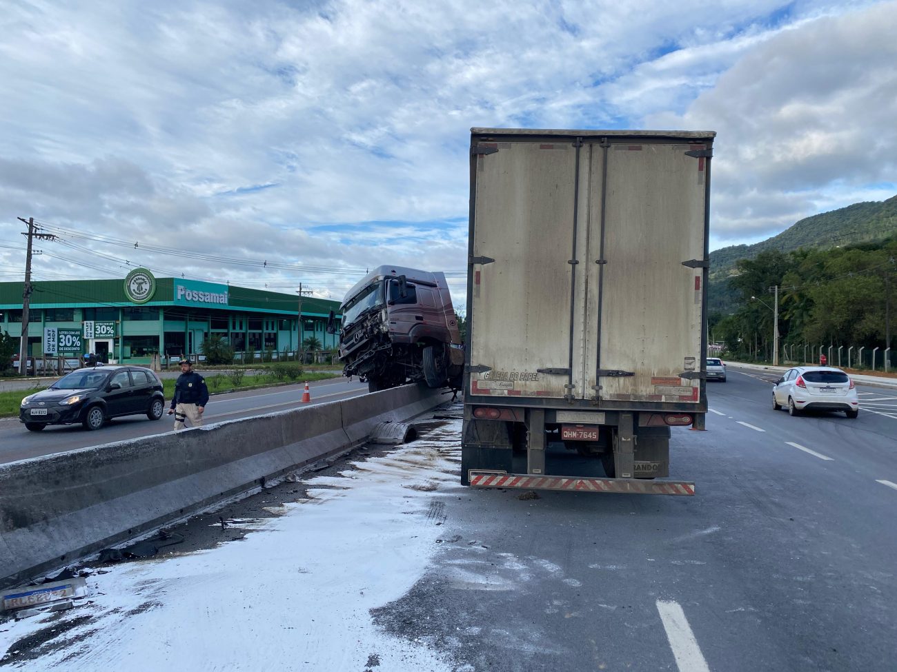 vc repórter: motoristas modificam caminhões e PF faz alerta