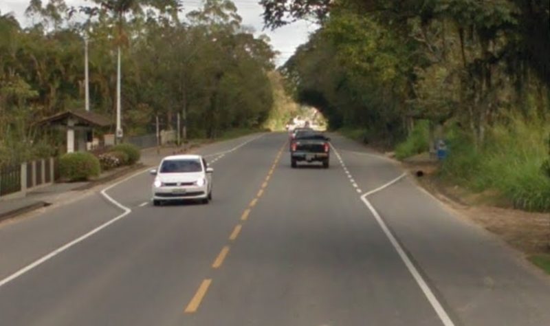 Atropelamento envolveu uma segunda moto, cujo piloto também se feriu em estado grave, na noite desta terça-feira (5)