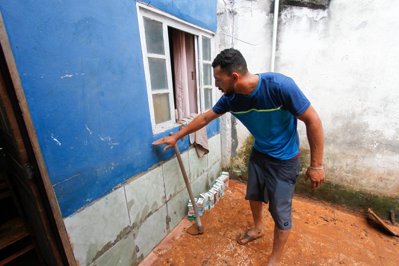 Carpinteiro Felipe Ribeiro Borges, 33, diz que na hora a preocupa&ccedil;&atilde;o era com os filhos – Foto: Leo Munhoz/ND