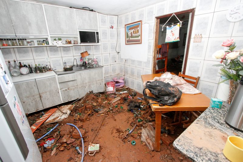 Desastre com reservat&oacute;rio da Casan destruiu centenas de casas – Foto: Leo Munhoz/ND