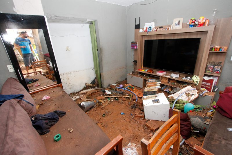 Desastre com reservat&oacute;rio da Casan destruiu centenas de casas – Foto: Leo Munhoz/ND