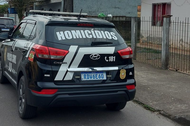 Parte traseira de uma viatura da Delegacia de Homicídios da Polícia Civil, que investigou caso de assassinato em Balneário Piçarras