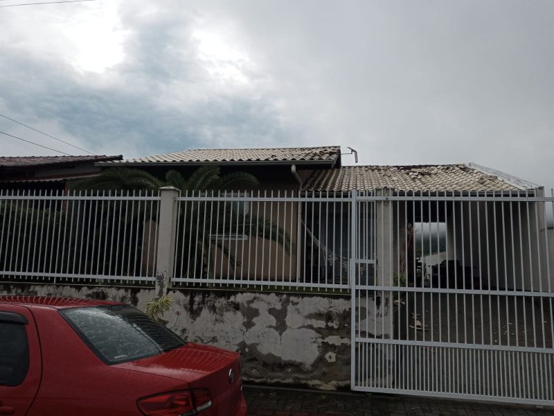 Casa sofre destelhamento ap&oacute;s forte chuva – Foto: Defesa Civil/Reprodu&ccedil;&atilde;o ND