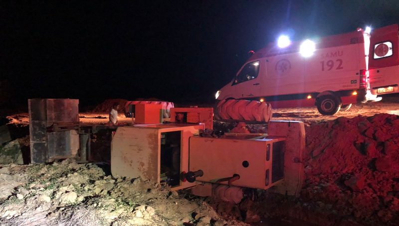 Durante obra, trabalhador cai em barranco com trator e morre