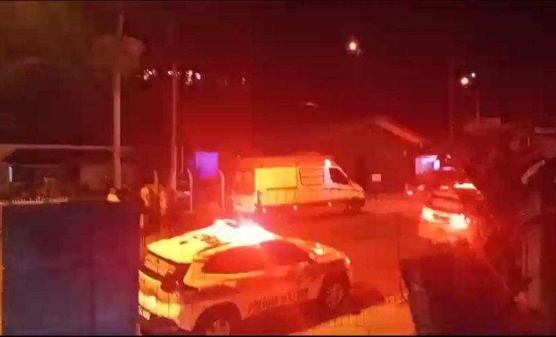 A vítima foi atingida por golpes de faca após uma discussão em uma festa entre amigos.