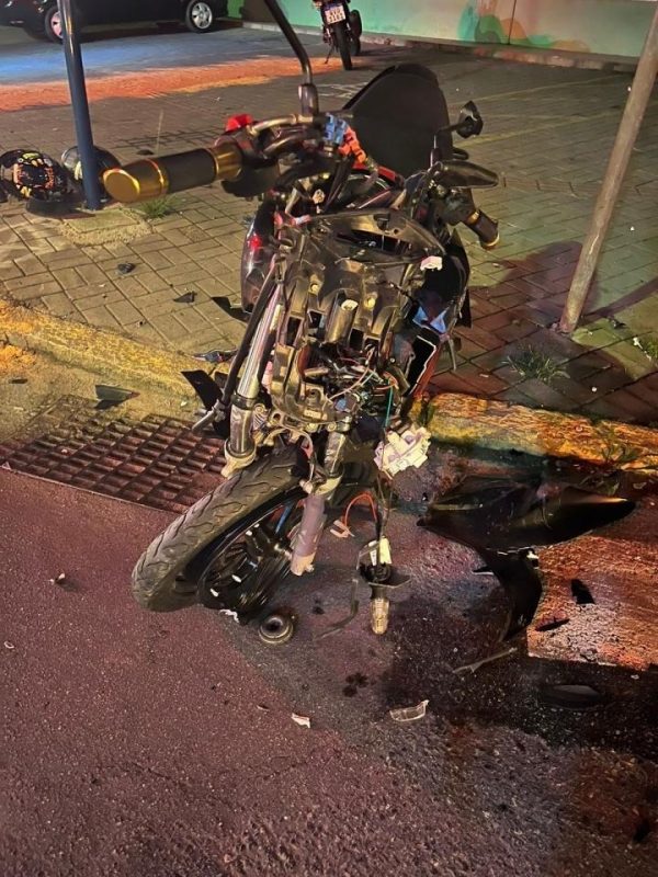 Um das motocicletas ficou com a frente destru&iacute;da com a for&ccedil;a do impacto – Foto: Redes sociais/Reprodu&ccedil;&atilde;o/ND
